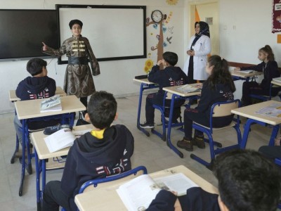 Tarihe tiyatral yorum